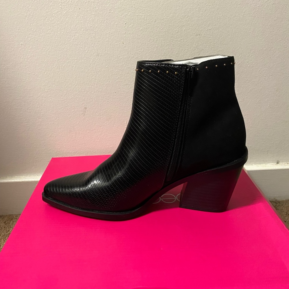Blk booties.